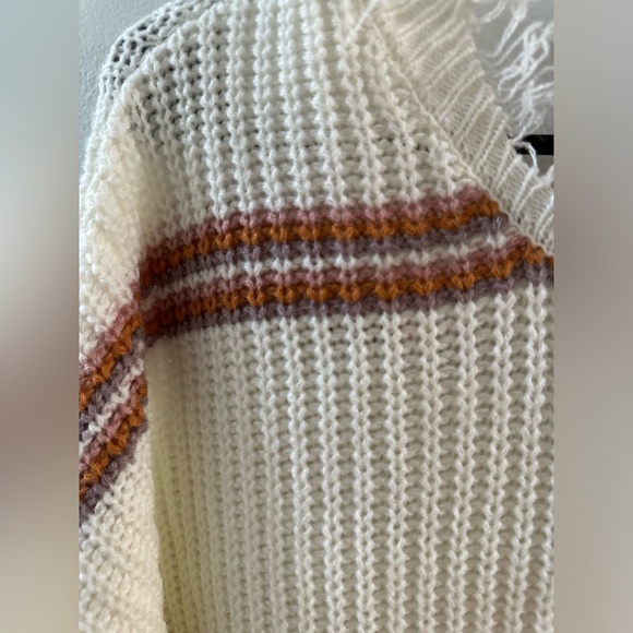 Pre-Owned MD Rue 21 White with Red and Pink Stripes Distressed Sweater - Picture 4 of 4